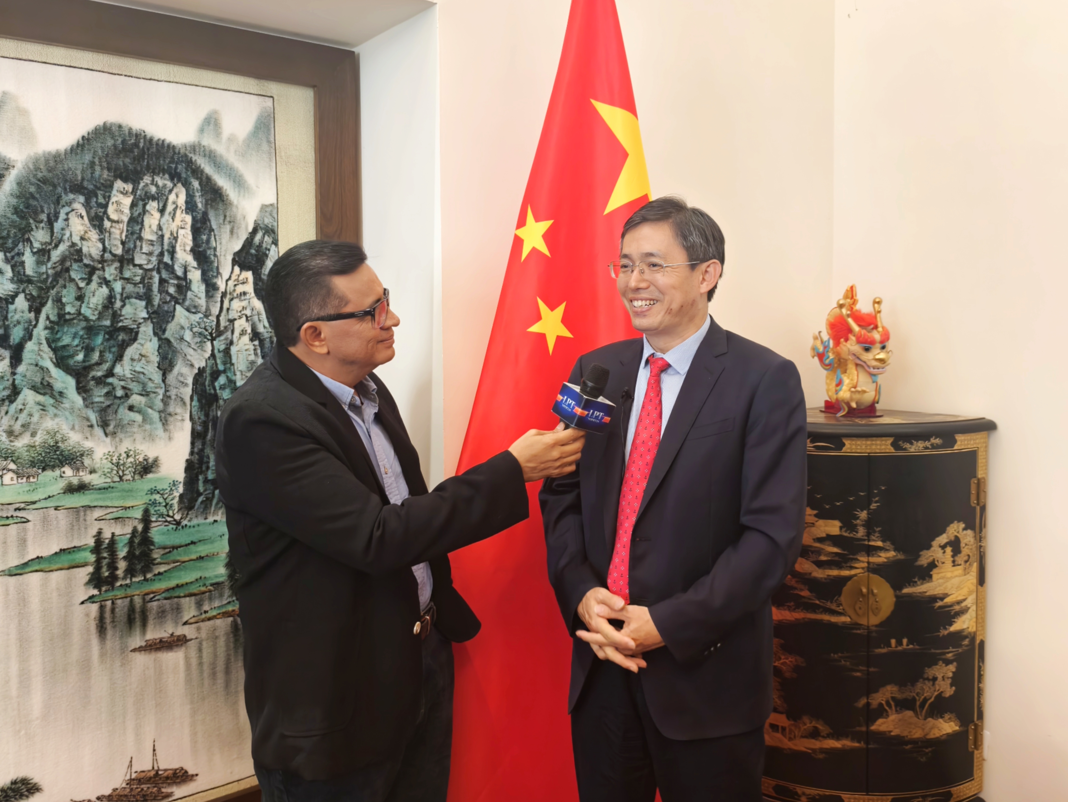 El Embajador Zhang Yanhui recibió una entrevista de La Paz Times